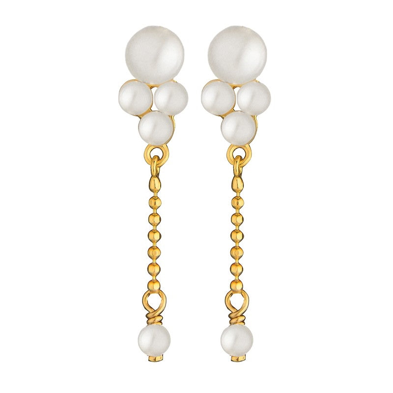 Cordelia Pearl Cluster øreringe fra Jeberg Jewellery i 18 kt forgyldt sølv med ferskvandsperle-klynge og kæde.